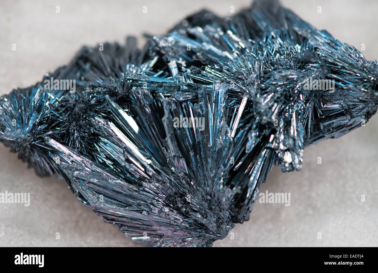 Cluster di minerali, stibnite Sb2S3. Foto Stock