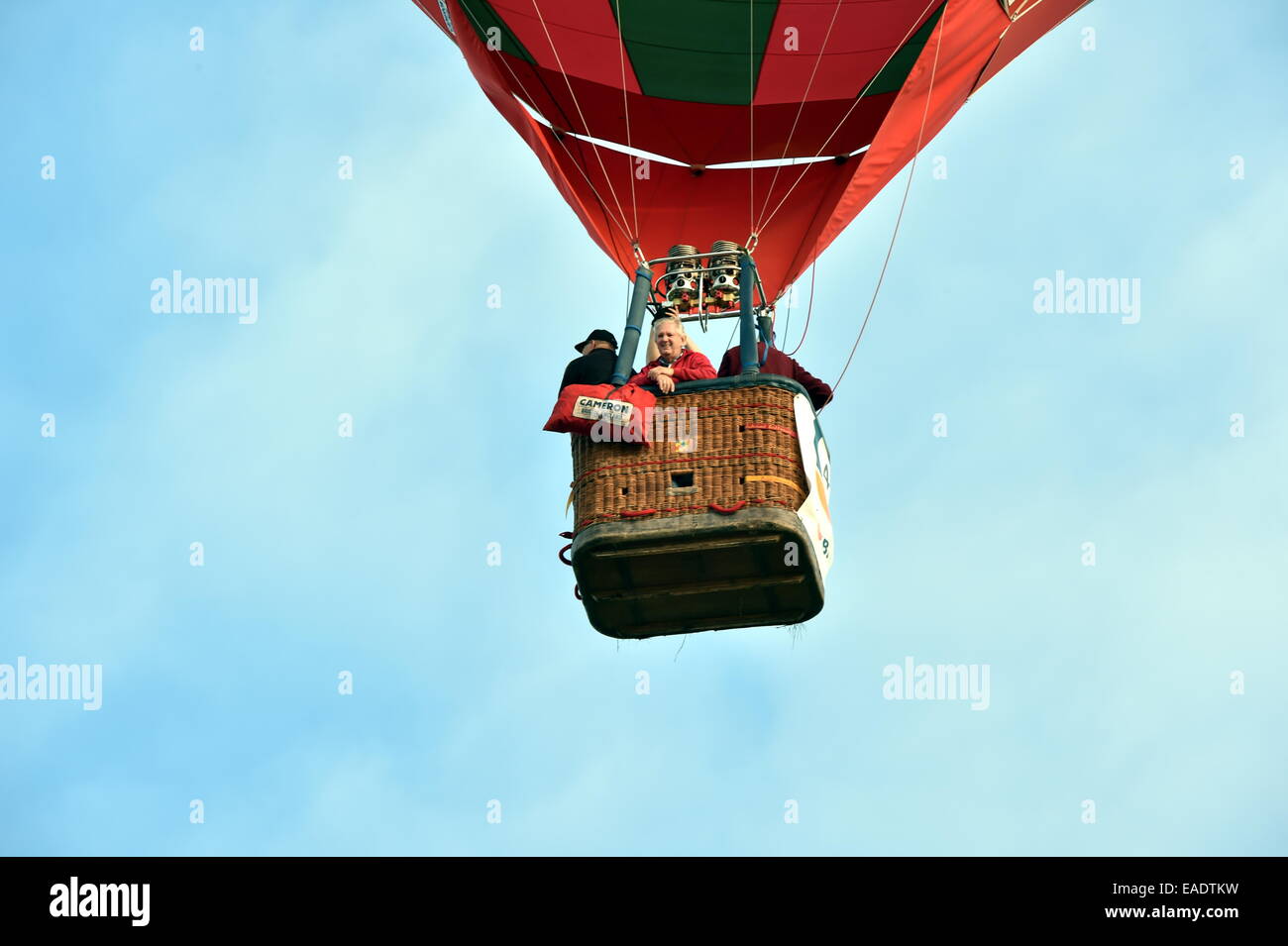 Alentejo, Australia. 13 Novembre, 2014. Una mongolfiera vola durante la XVIII edizione del Festival internazionale di mongolfiere in Alentejo Provincia del Portogallo il 9 novembre 12, 2014. Credito: Xinhua/Alamy Live News Foto Stock