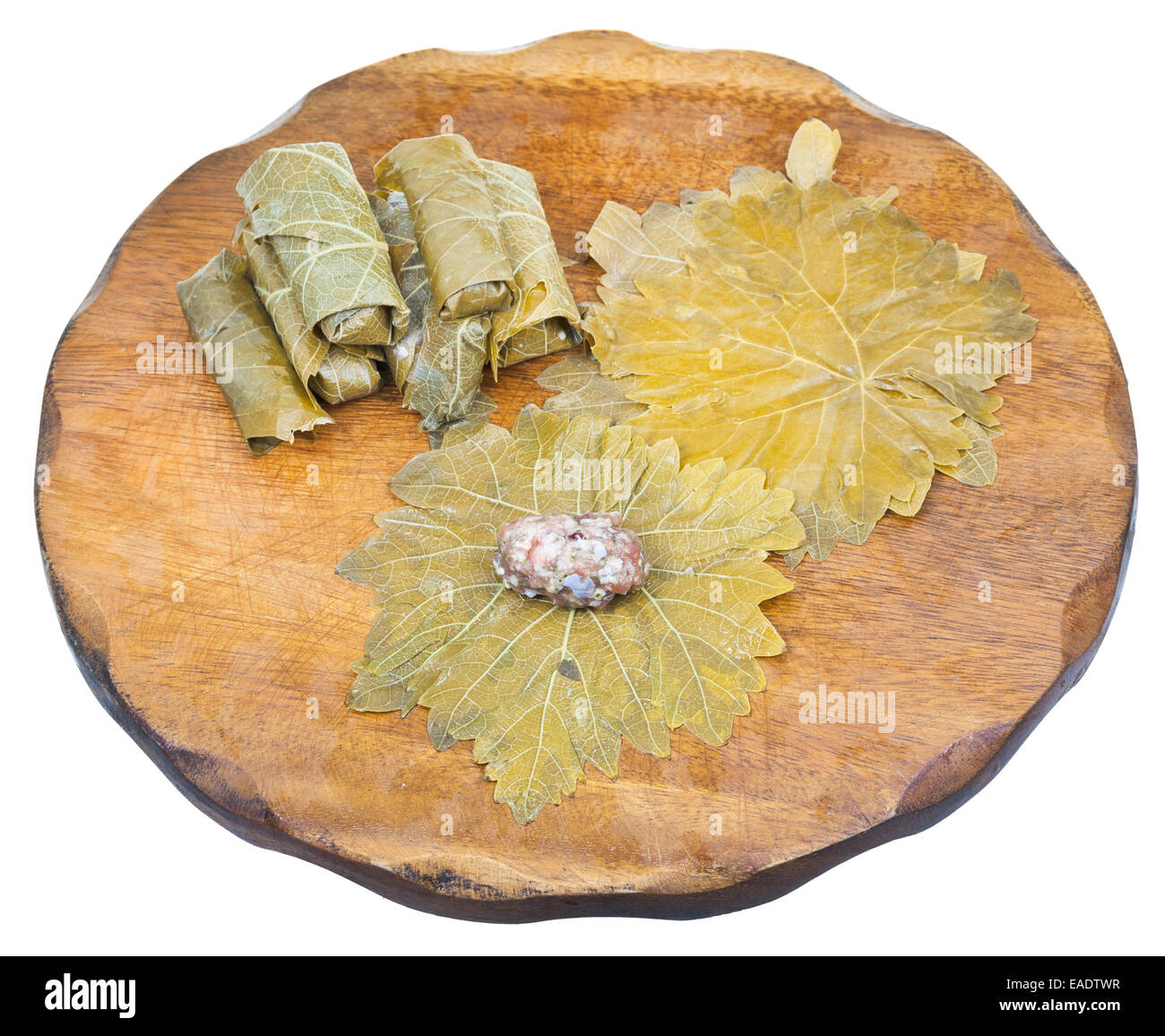 Preparazione del piatto del Caucaso - dolma da decapare uva e foglie tritate isolati su sfondo bianco Foto Stock