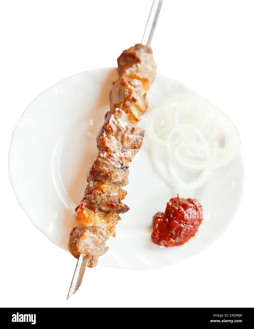 Al di sopra di vista di spiedini di agnello shish kebab sulla piastra bianca isolata su sfondo bianco Foto Stock