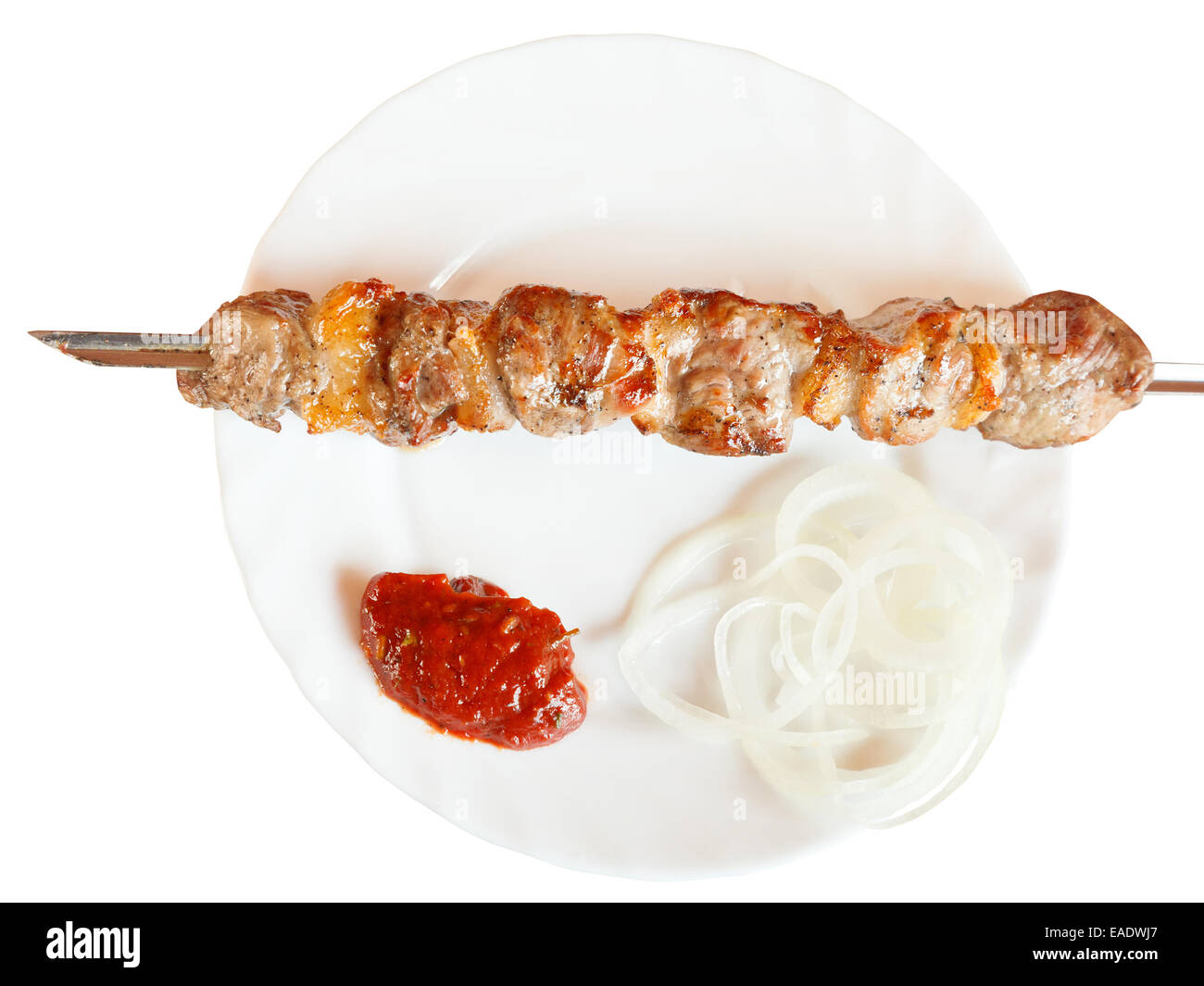 Vista dall'alto di spiedini di agnello shish kebab sulla piastra bianca isolata su sfondo bianco Foto Stock
