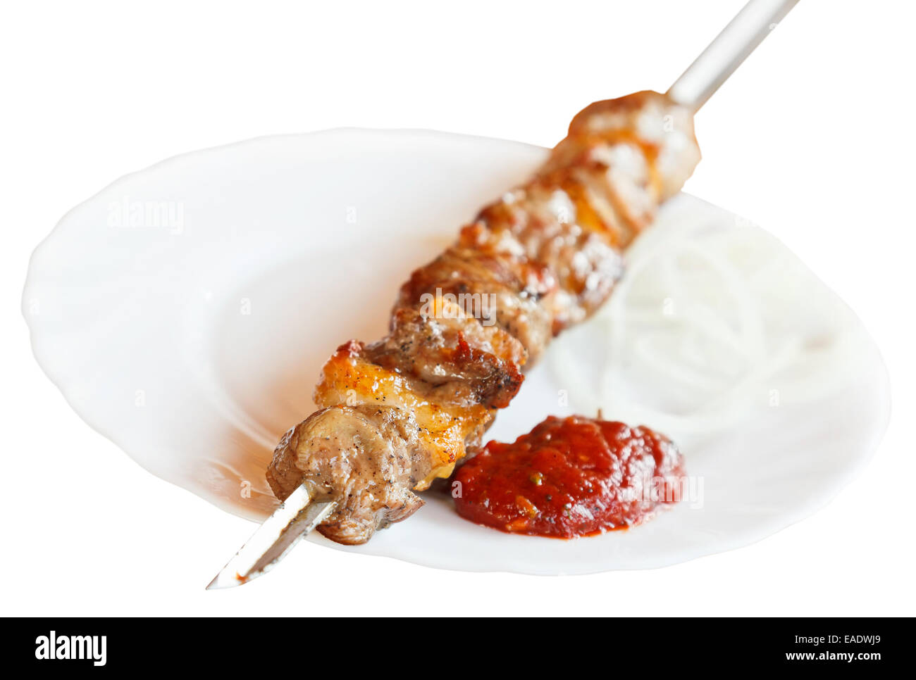 Spiedini di agnello shish kebab sulla piastra bianca isolata su sfondo bianco Foto Stock