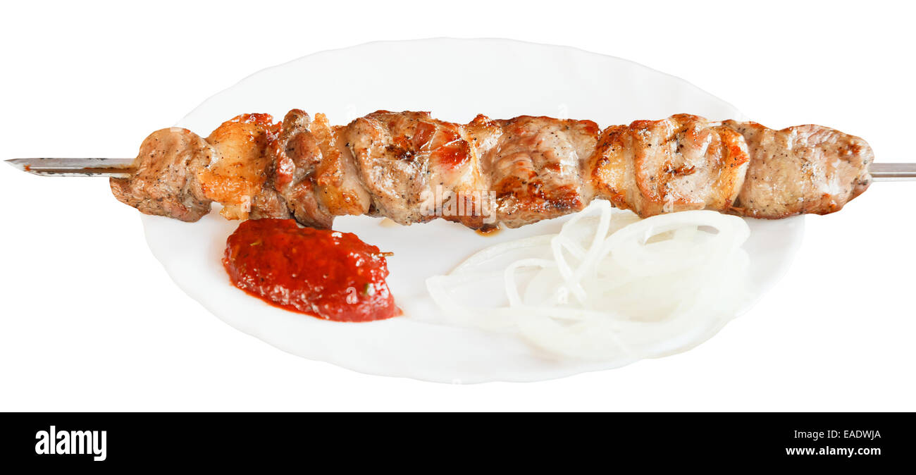 Un agnello shish kebab sulla piastra bianca isolata su sfondo bianco Foto Stock
