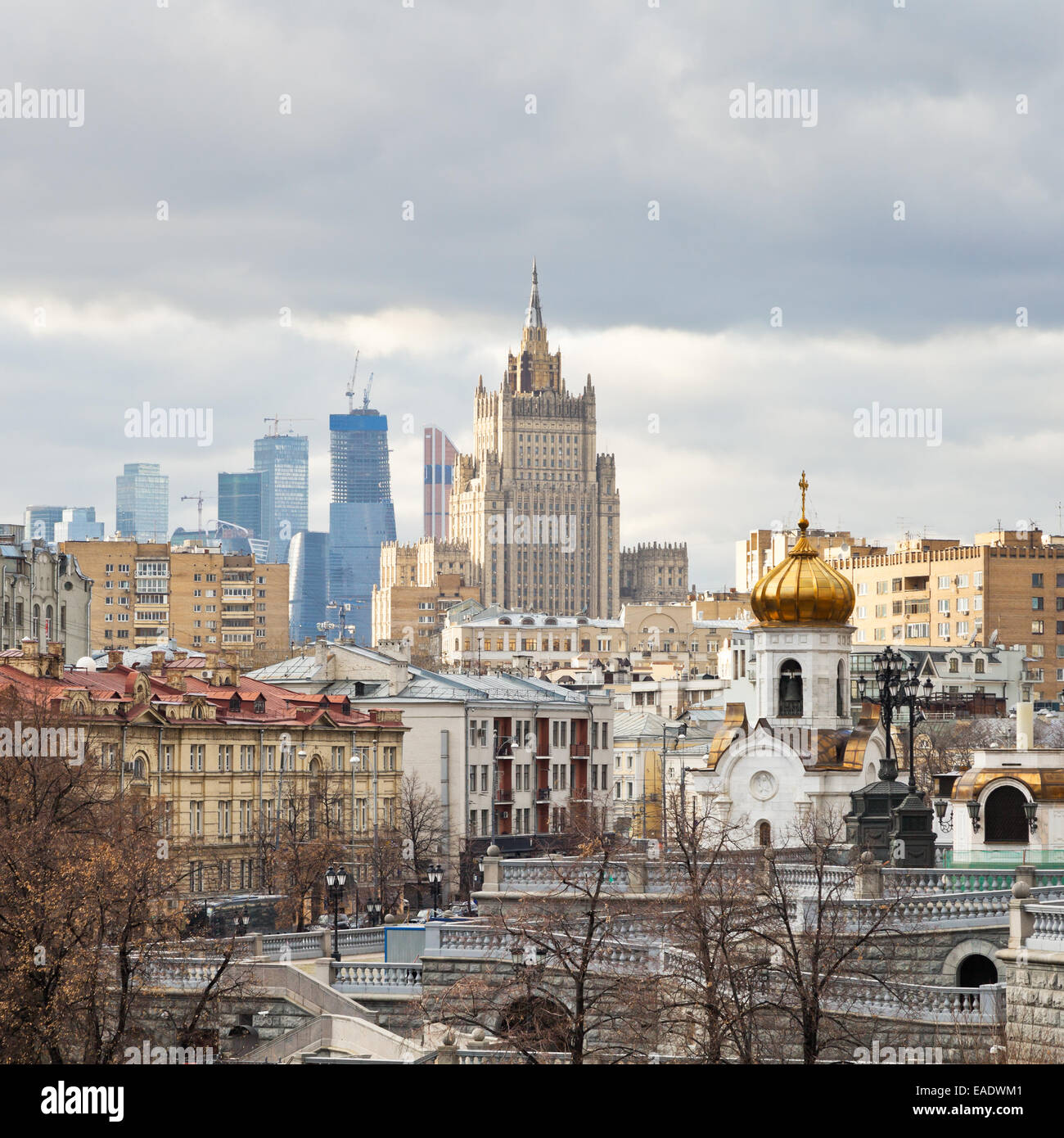 Paesaggio urbano di Mosca con Mosca edifici della città e Piazza Kudrinskaya grattacielo in autunno il giorno Foto Stock
