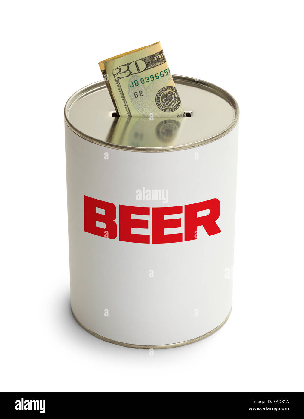 La birra può essere raccolta con denaro isolato su sfondo bianco. Foto Stock