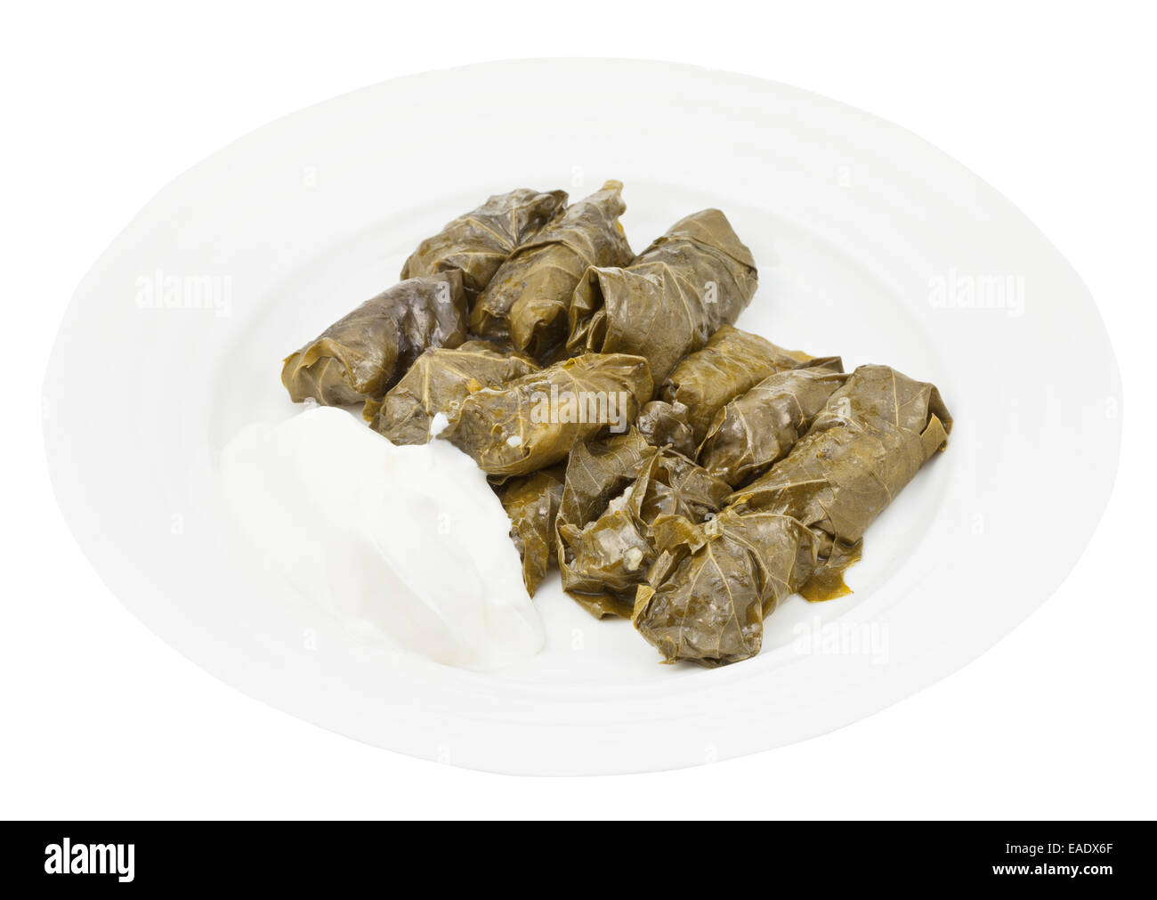 Porzione pasto del Caucaso - dolma da foglie di vite e tritare sulla piastra isolata su sfondo bianco Foto Stock