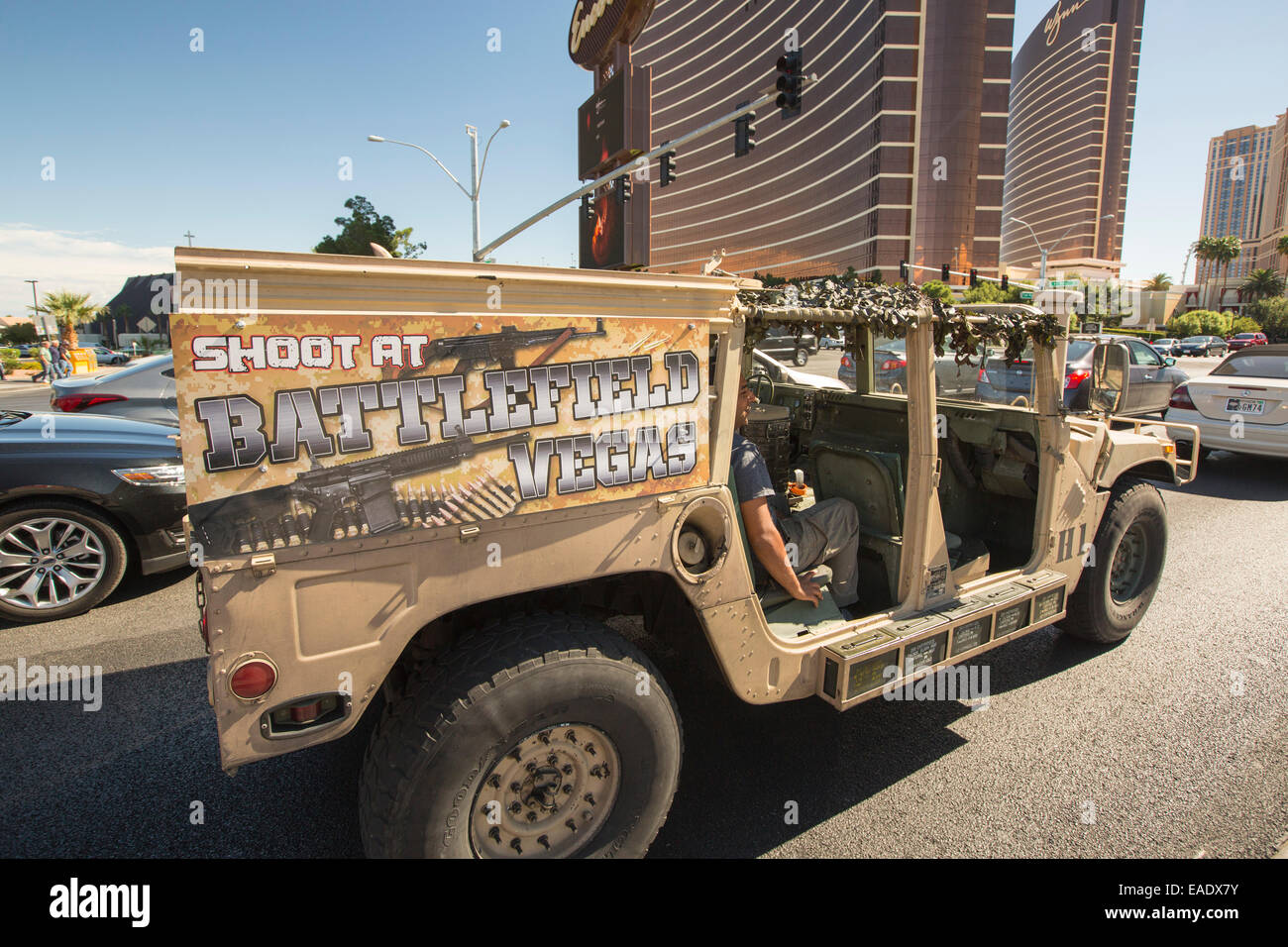Una guerra giochi jeep su Las Vegas Boulevard, Las Vegas, Nevada, Stati Uniti d'America, probabilmente la più insostenibile città nel mondo, utilizza grandi quantità di acqua in mezzo al deserto e la grande quantità di energia per alimentare questa più irrazionale delle città. Foto Stock