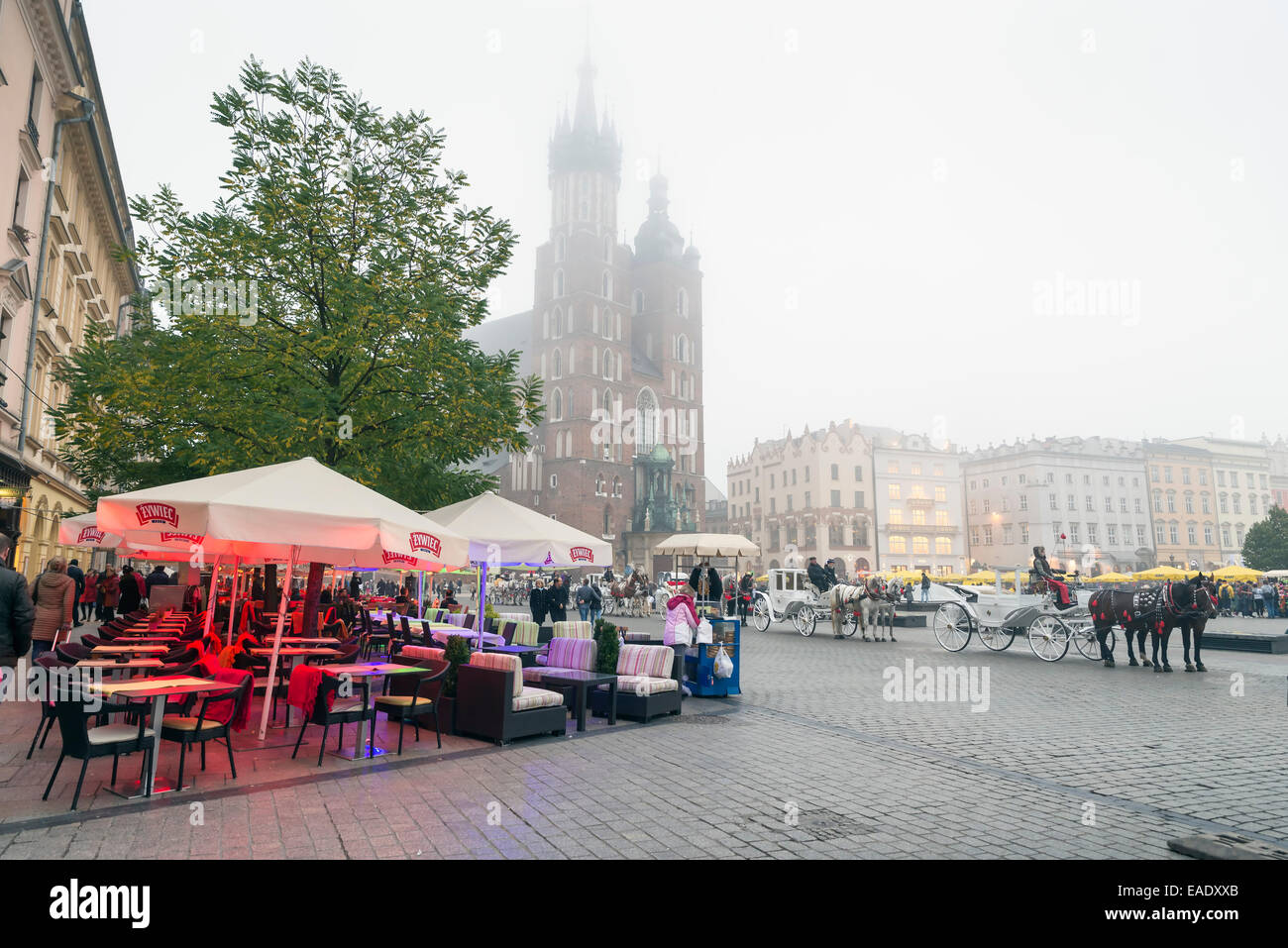 Cracovia in Polonia - 26 ottobre 2014: carrozza su Cracovia la piazza principale del mercato. In fondo è una città storica chiamata hall Foto Stock
