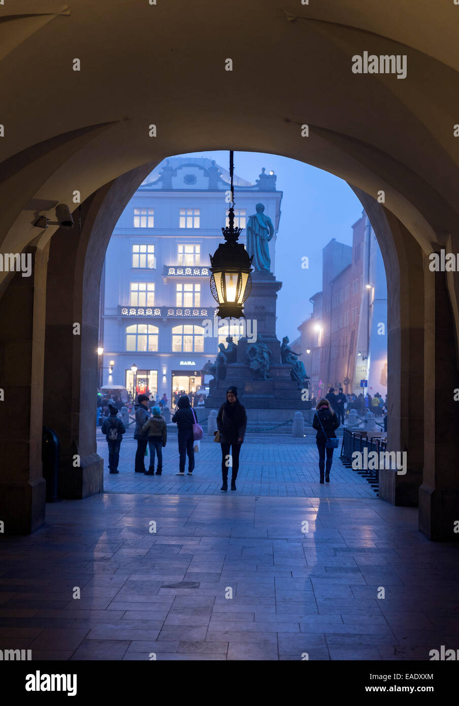 Cracovia in Polonia - 26 ottobre 2014: arcate gotiche di panno Hall, la chiesa di Santa Maria a Cracovia Polonia Foto Stock