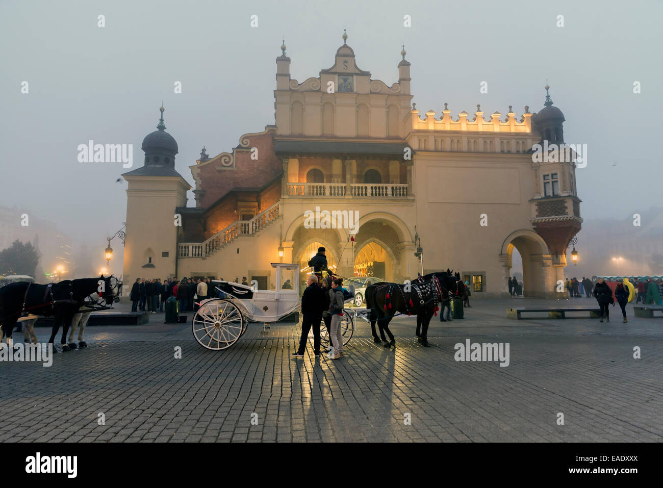 Cracovia in Polonia - 26 ottobre 2014: Carrelli nella piazza principale del mercato in una fredda notte di nebbia Foto Stock