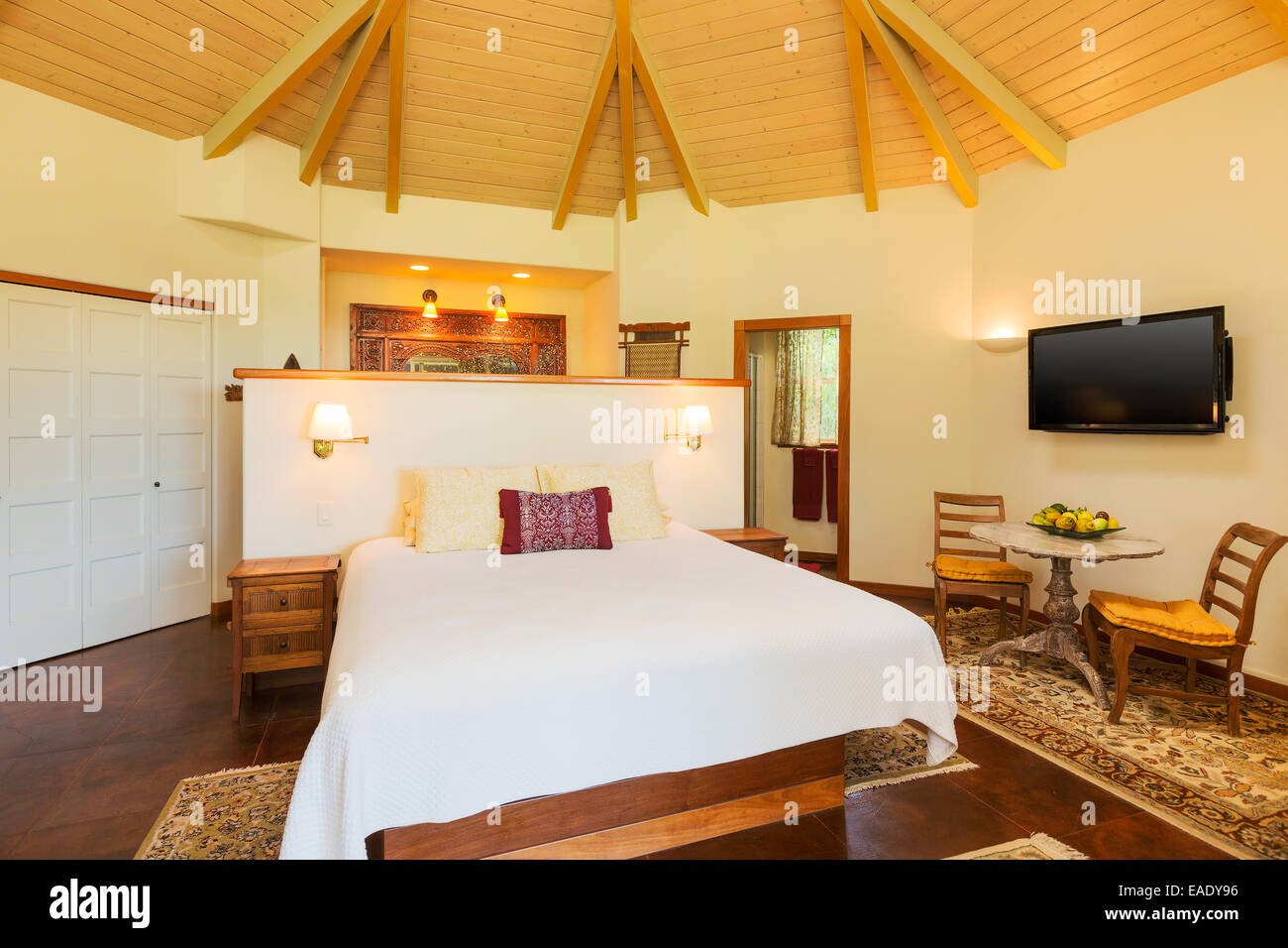 Romantica camera da letto accogliente con pavimenti in legno duro. Home Interior Design Foto Stock