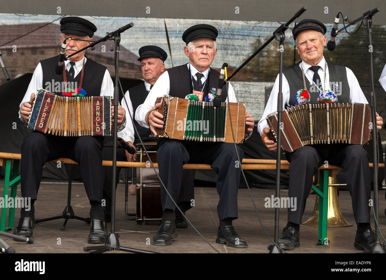 Tre uomini anziani a suonare la fisarmonica a tradizionale canzone lituana celebrazione di Vilnius, Lituania Foto Stock