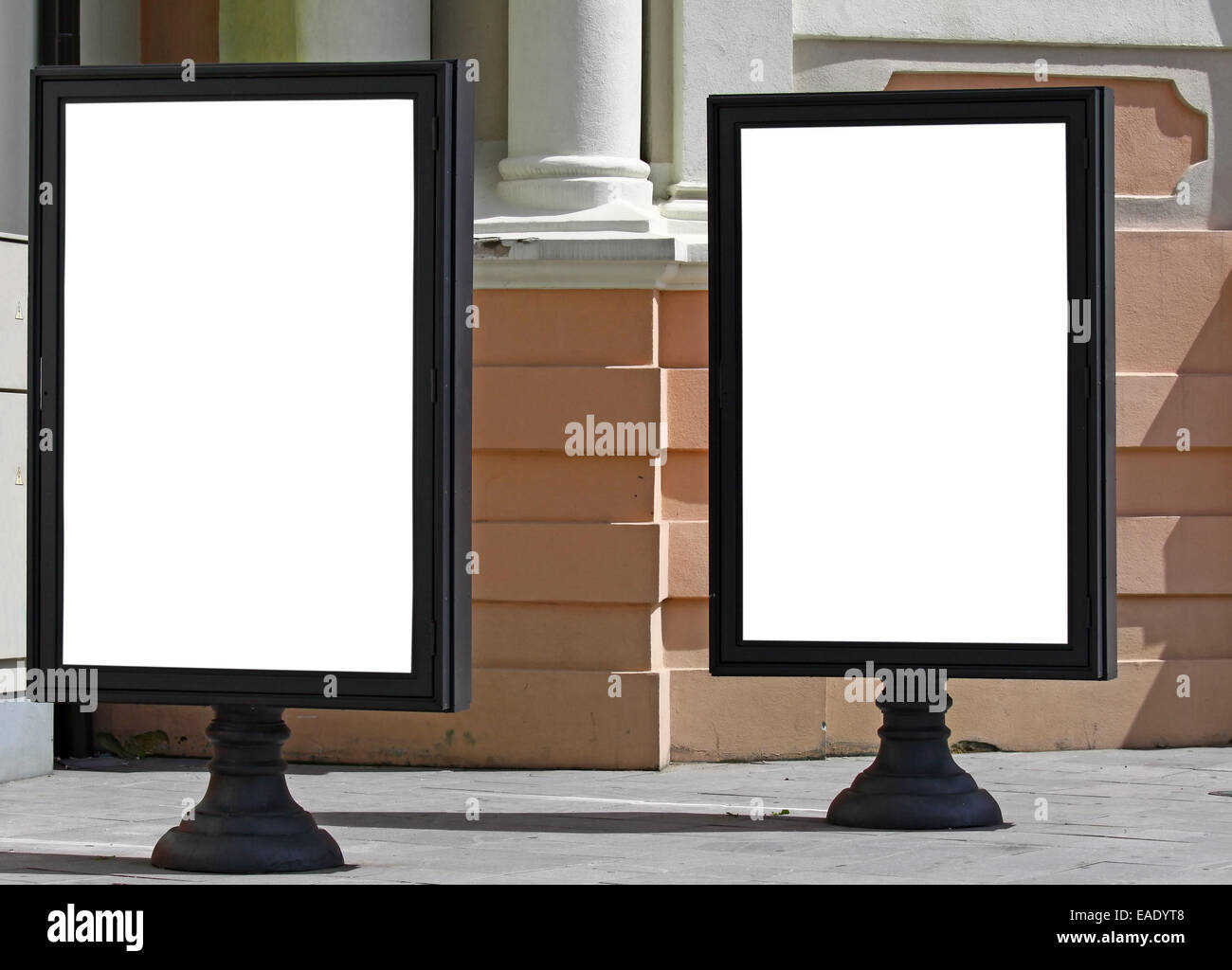 Due vuoti cartelloni per esterni sulla strada di città per aggiungere del testo Foto Stock
