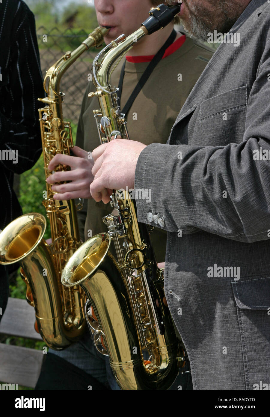 Due sassofonisti eseguendo sulla strada, vicino fino su strumenti musicali Foto Stock