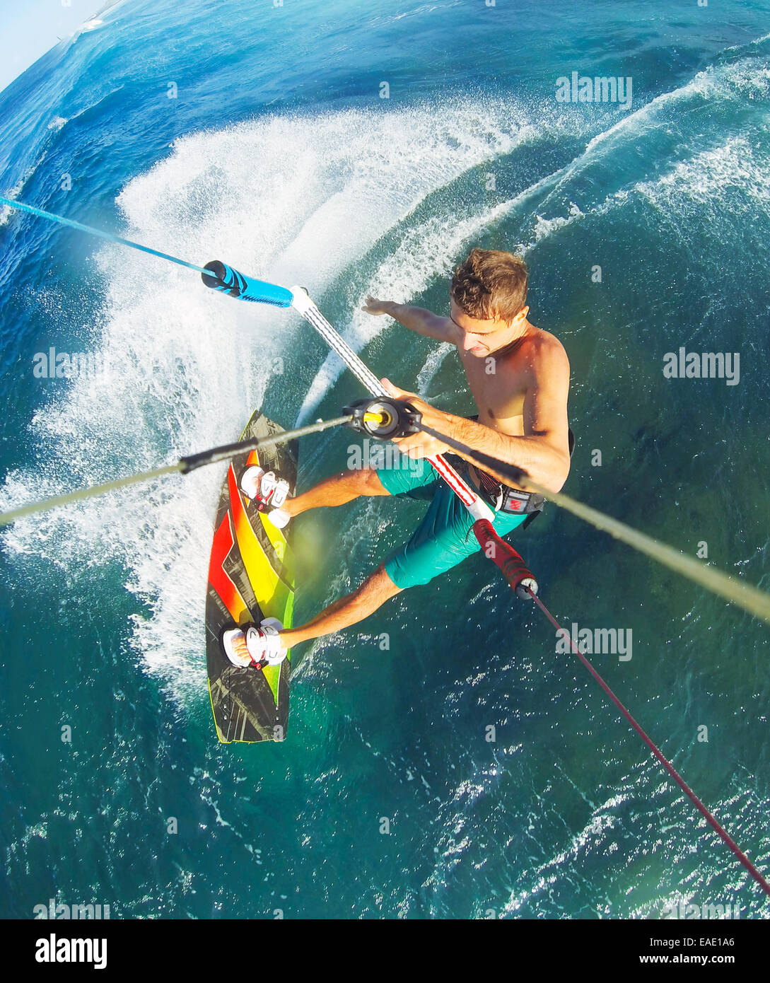 Il Kitesurf, sport estremo. Divertimento nell'oceano, kitesurf. Foto Stock