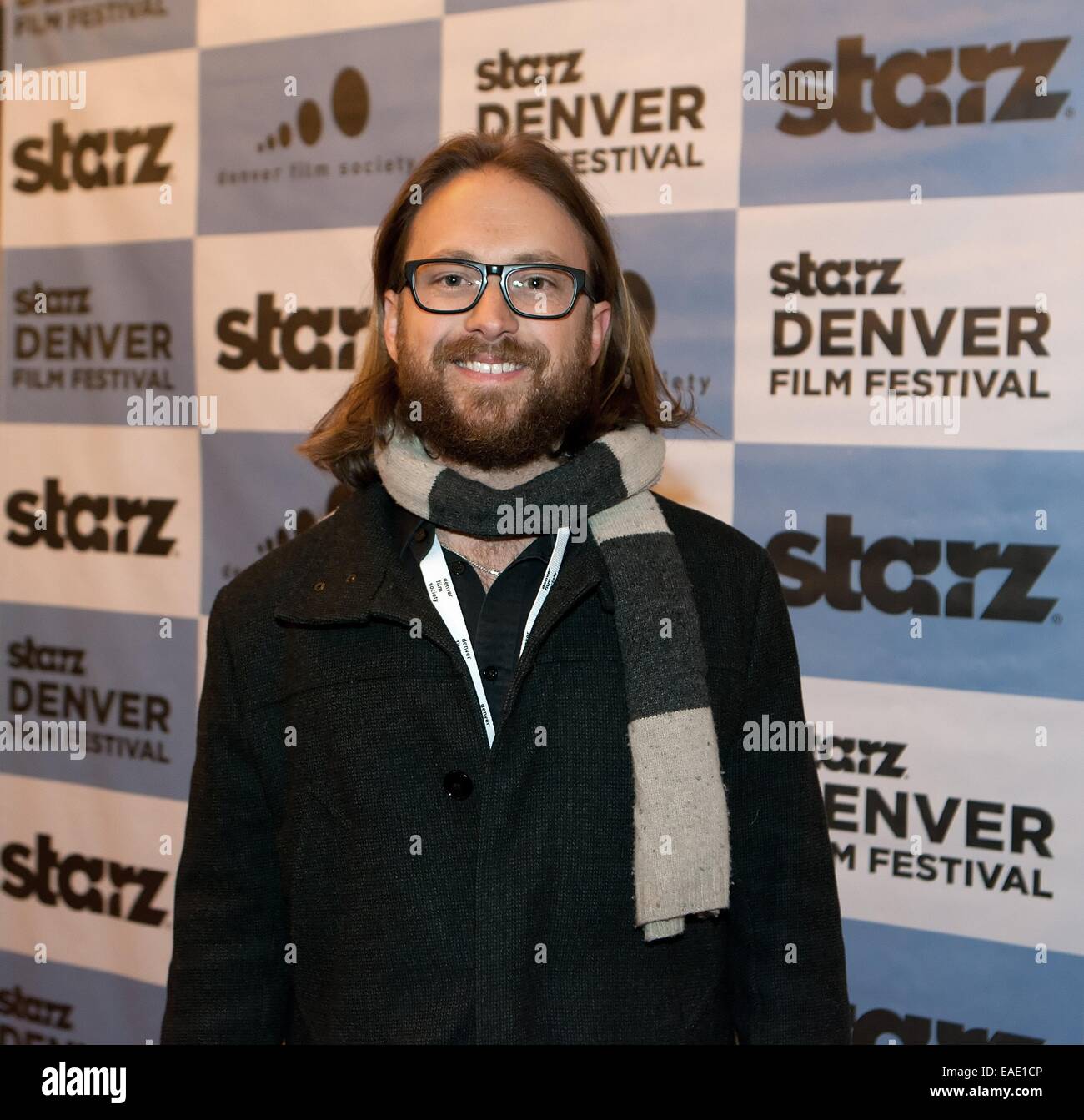 Denver, Colorado, Stati Uniti d'America. Xii Nov, 2014. 37th. Starz Denver Film Festival inaugura la serata di apertura con la presentazione del film 5-7 presso il centro di Denver di Performing Arts Complex mercoledì notte. Regista e direttore della fotografia per il Film la povertà, Inc. SIMON SCIONKA pone per le telecamere al Red Carpet evento. SCIONKA è da Colorado Springs, CO. e sta rendendo il debutto della pellicola durante il Festival del Film. Credito: Hector Acevedo/ZUMA filo/Alamy Live News Foto Stock