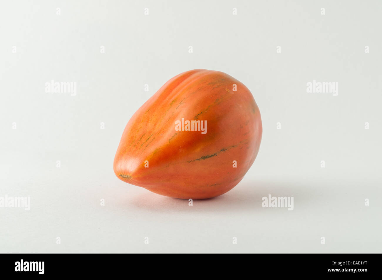 Fresca cimelio di rosso pomodoro isolato su uno sfondo semplice Foto Stock