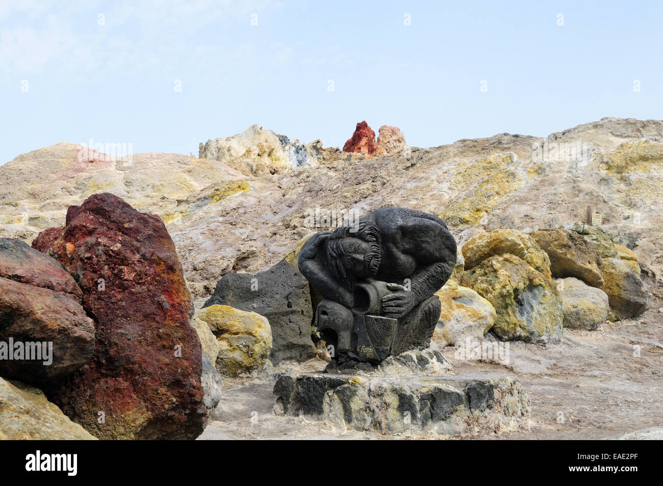 Scultura di lava sulla lava i detriti nella città di Porto di Levnti isola di Vulcano Sicilia Italia Foto Stock