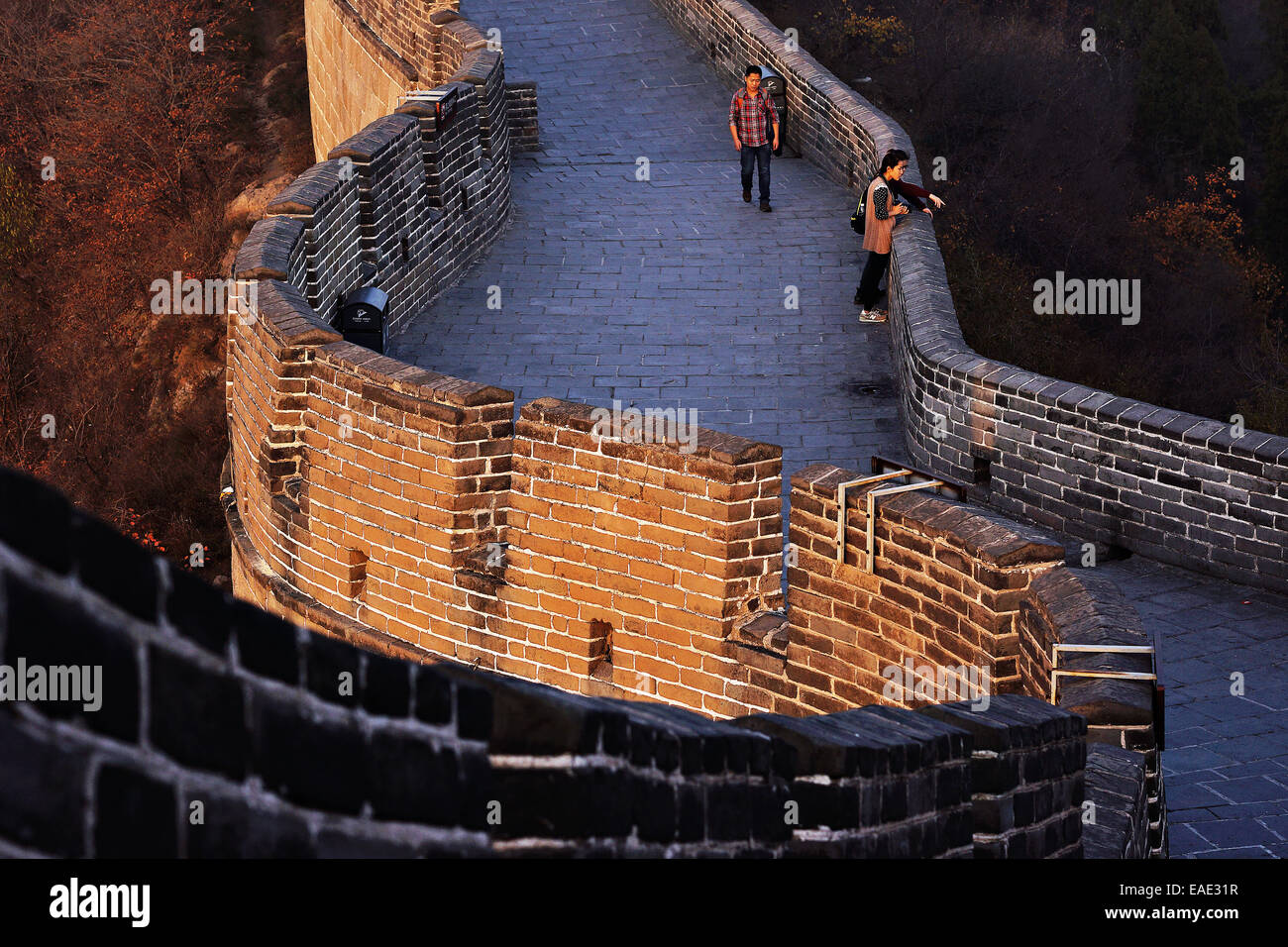 La Grande Muraglia della Cina sorge al tramonto sopra il paesaggio circostante coperto dallo smog presso Badaling, circa 70 chilometri a nord-ovest di Pechino nella contea di Yanqing, Cina. La Grande Muraglia si estende attraverso la storica i confini del nord della Cina e con esso è Foto Stock