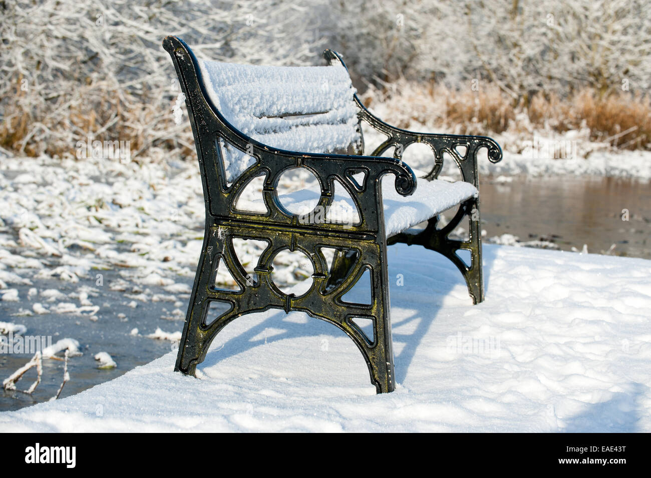 Banco di metallo del coperchio con la neve Foto Stock