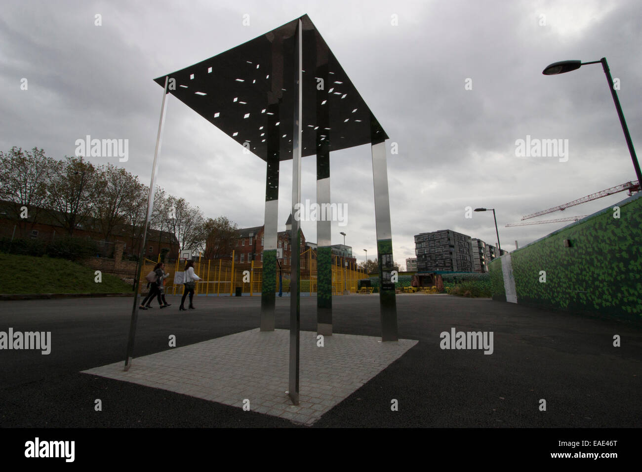 Mock up del colonnato di nuovo ad essere eretta nel gasometro numero otto Kings Cross Londra Foto Stock