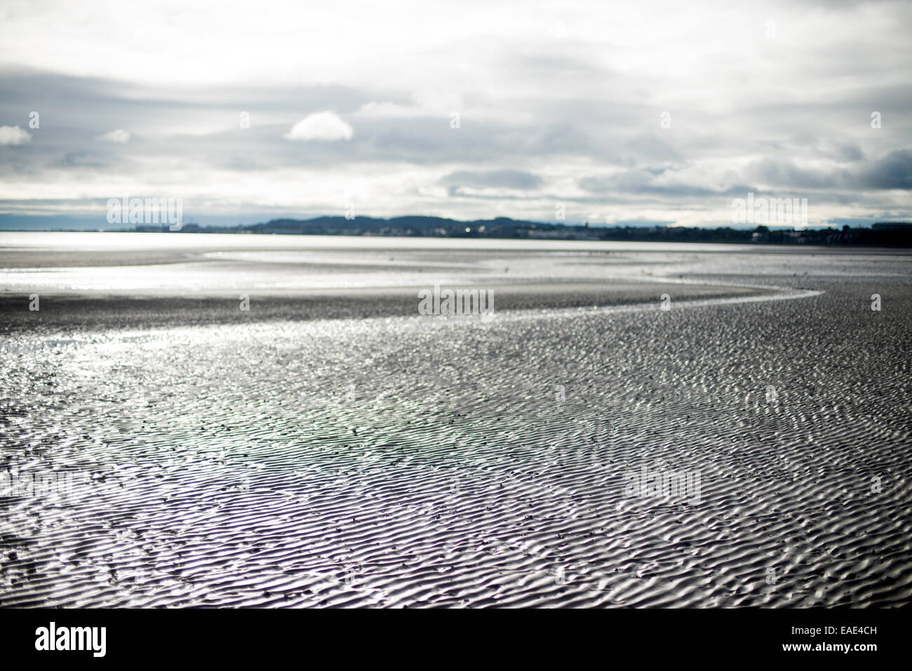 Onde di sabbia sul bordo dell'acqua dublin Foto Stock