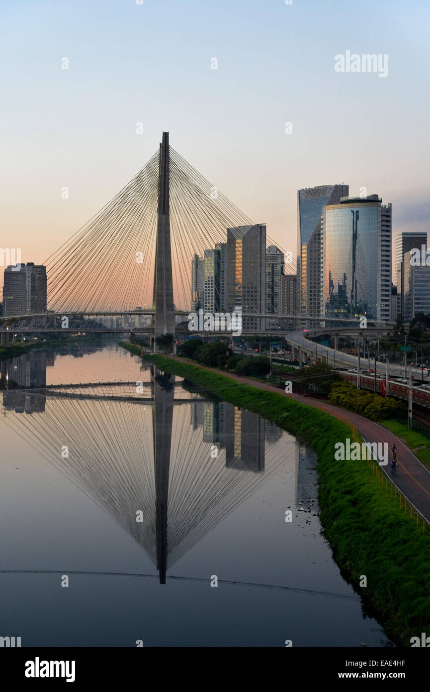 I moderni grattacieli e il Octávio Frias de Oliveira ponte sul Rio Fiume Pinheiros, Morumbi, São Paulo, São Paulo Foto Stock