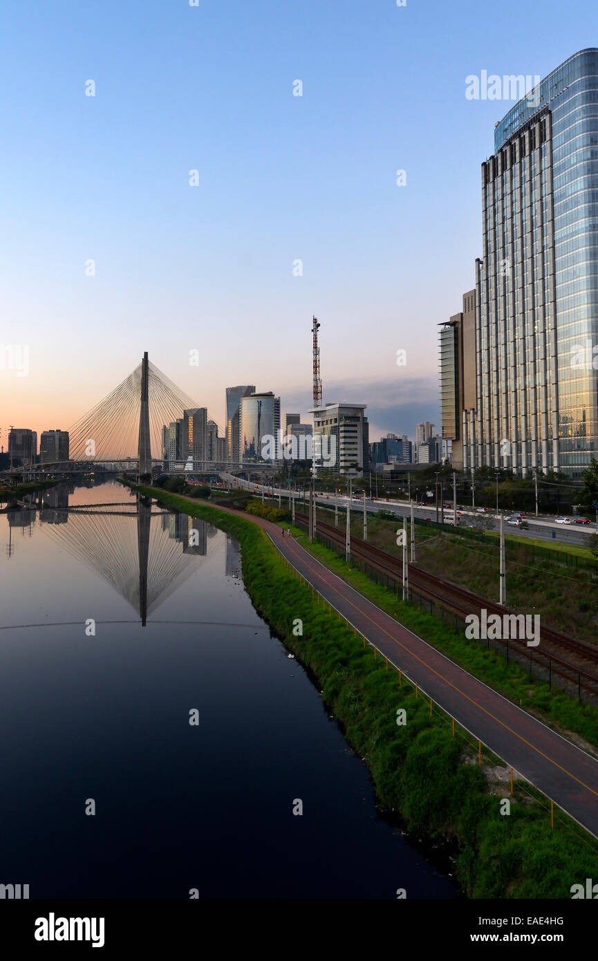 I moderni grattacieli e il Octávio Frias de Oliveira ponte sul Rio Fiume Pinheiros, Morumbi, São Paulo, São Paulo Foto Stock