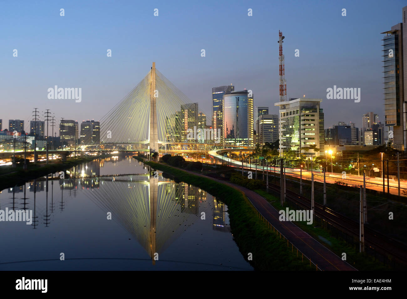 I moderni grattacieli e il Octávio Frias de Oliveira ponte sul Rio Fiume Pinheiros, Morumbi, São Paulo, São Paulo Foto Stock