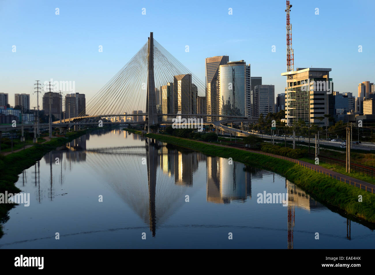 I moderni grattacieli e il Octávio Frias de Oliveira ponte sul Rio Fiume Pinheiros, Morumbi, São Paulo, São Paulo Foto Stock