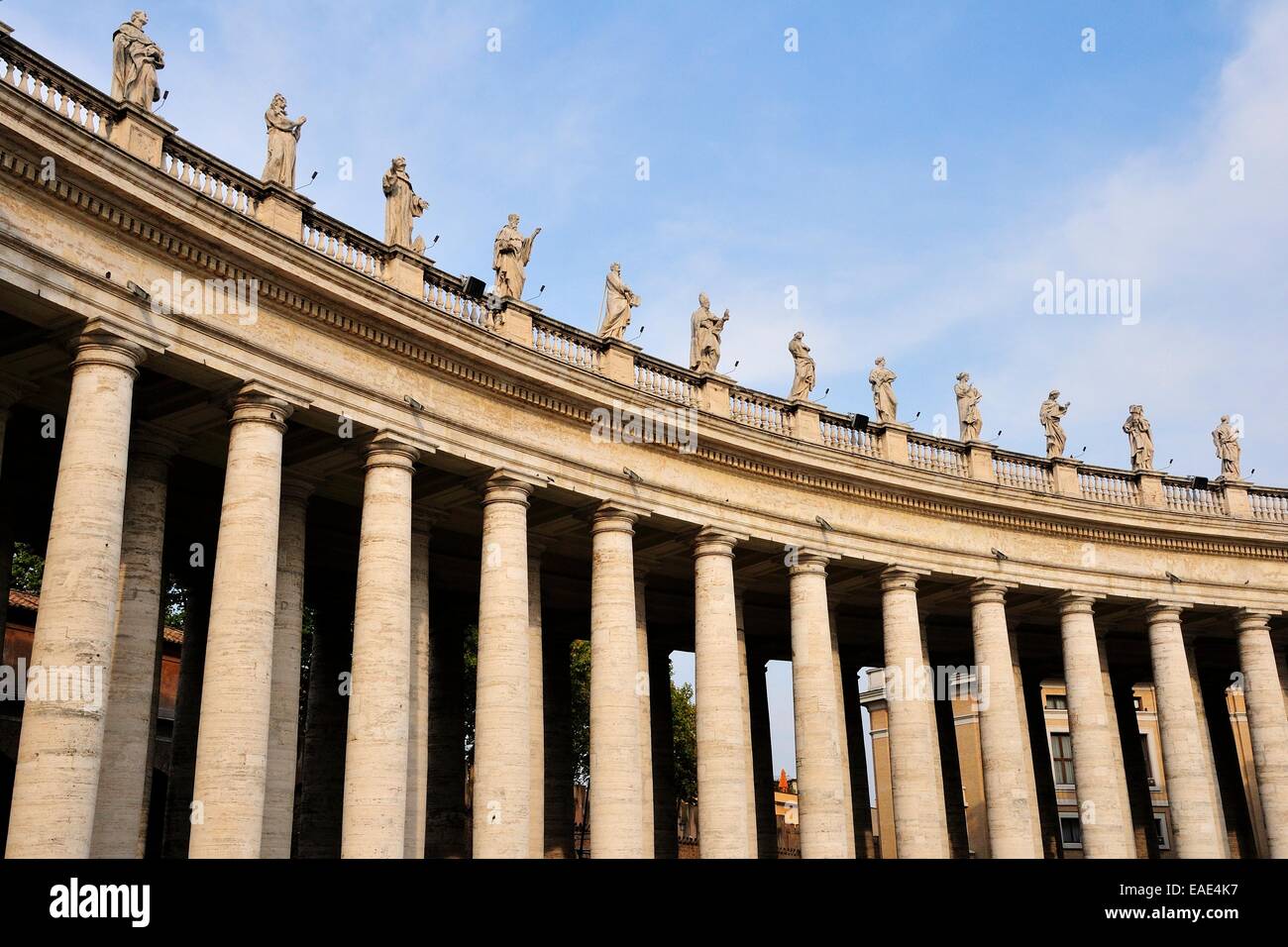 Sculture religiose sul colonnato di Piazza San Pietro, il Vaticano, Roma, lazio, Italy Foto Stock