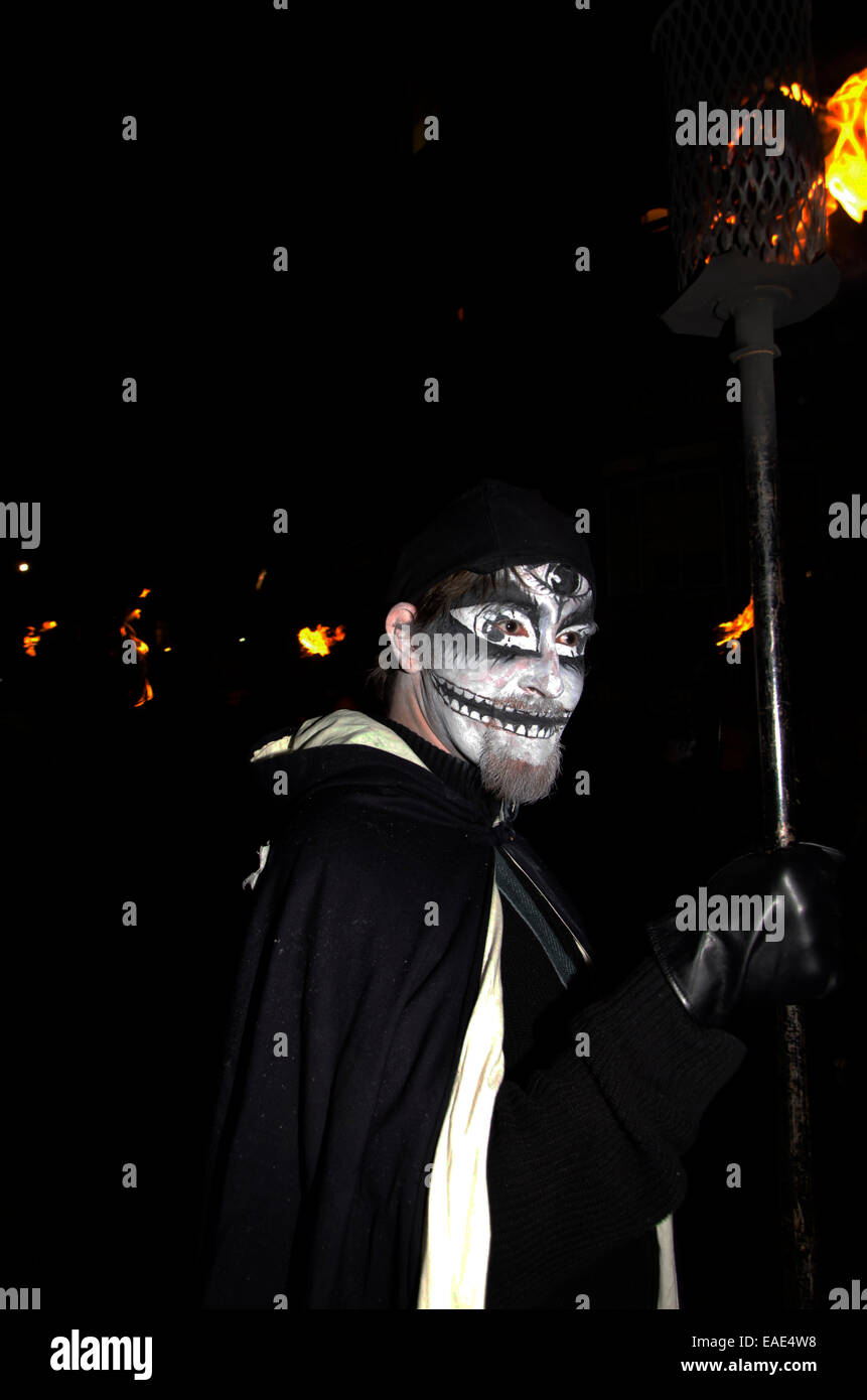 Uomo in maschera spaventoso e make-up prendendo parte al fuoco Samhuinn Festival di Edimburgo in Scozia. Foto Stock