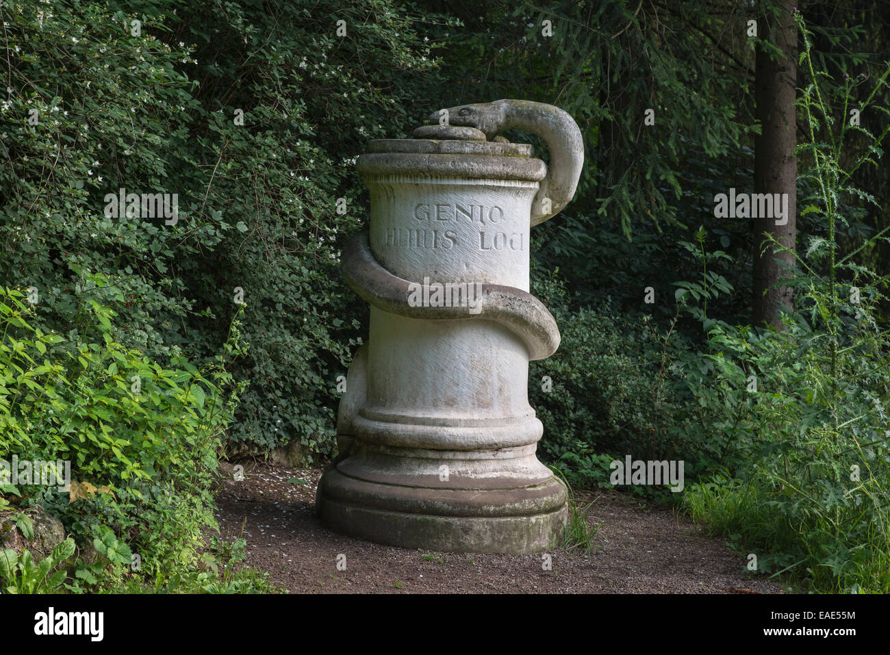 Snake in pietra nel parco con la scritta 'genio loci huius', 'lo spirito di questo luogo", Ilm Park, Weimar, Turingia Foto Stock