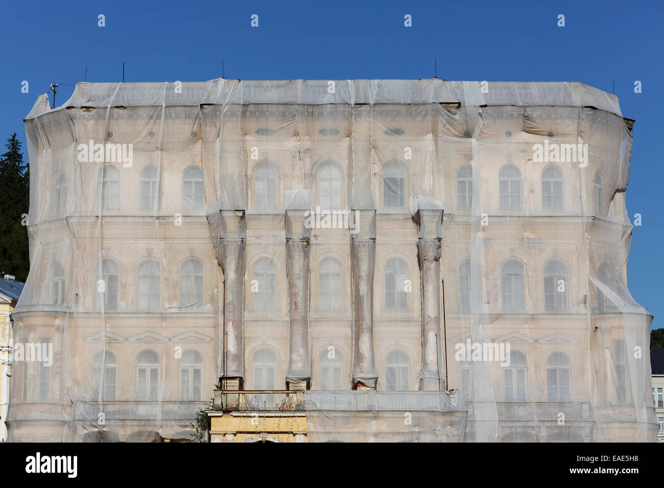 Facciata di un edificio storico protetto con copertoni durante i lavori di ristrutturazione, Mariánské Lázně, Regione di Karlovy Vary, Boemia Foto Stock
