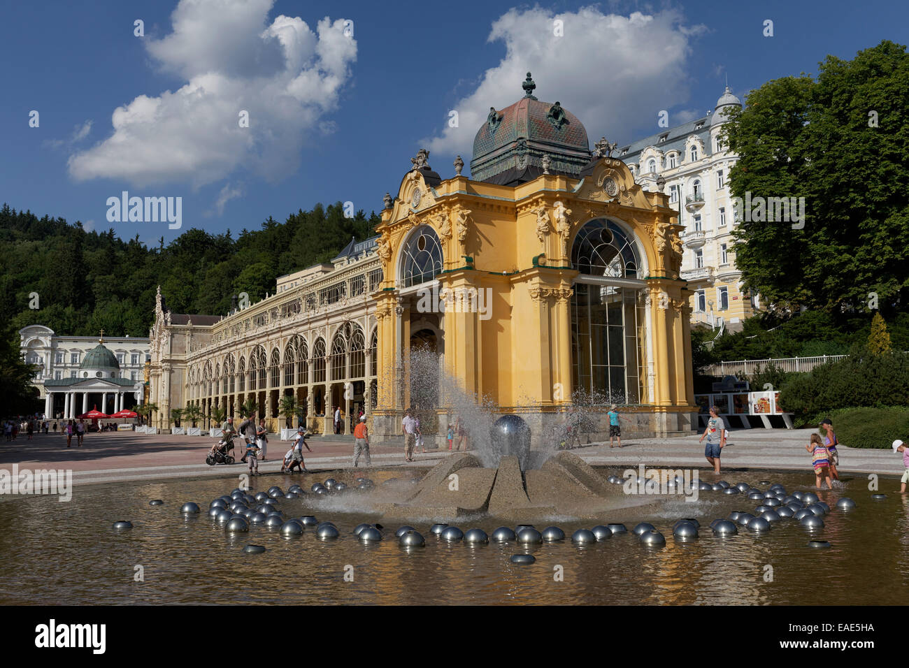 Nuovo colonnato, Nová kolonáda e Fontana Canterina, Mariánské Lázně, Regione di Karlovy Vary, Bohemia Repubblica Ceca Foto Stock