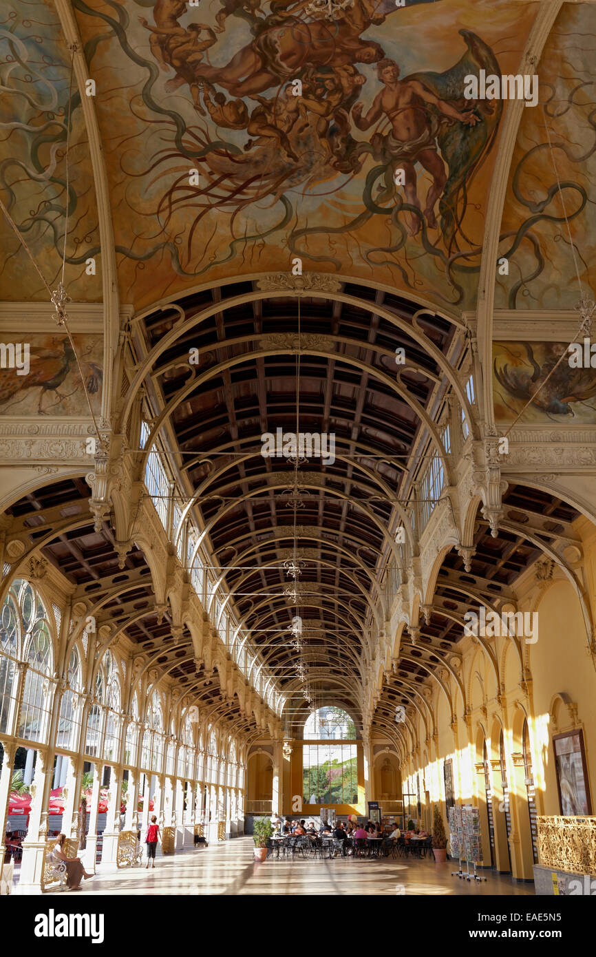 Passerella coperta con un soffitto dipinto murale, Nuovo colonnato, Nová kolonáda, Mariánské Lázně, Regione di Karlovy Vary, Boemia Foto Stock