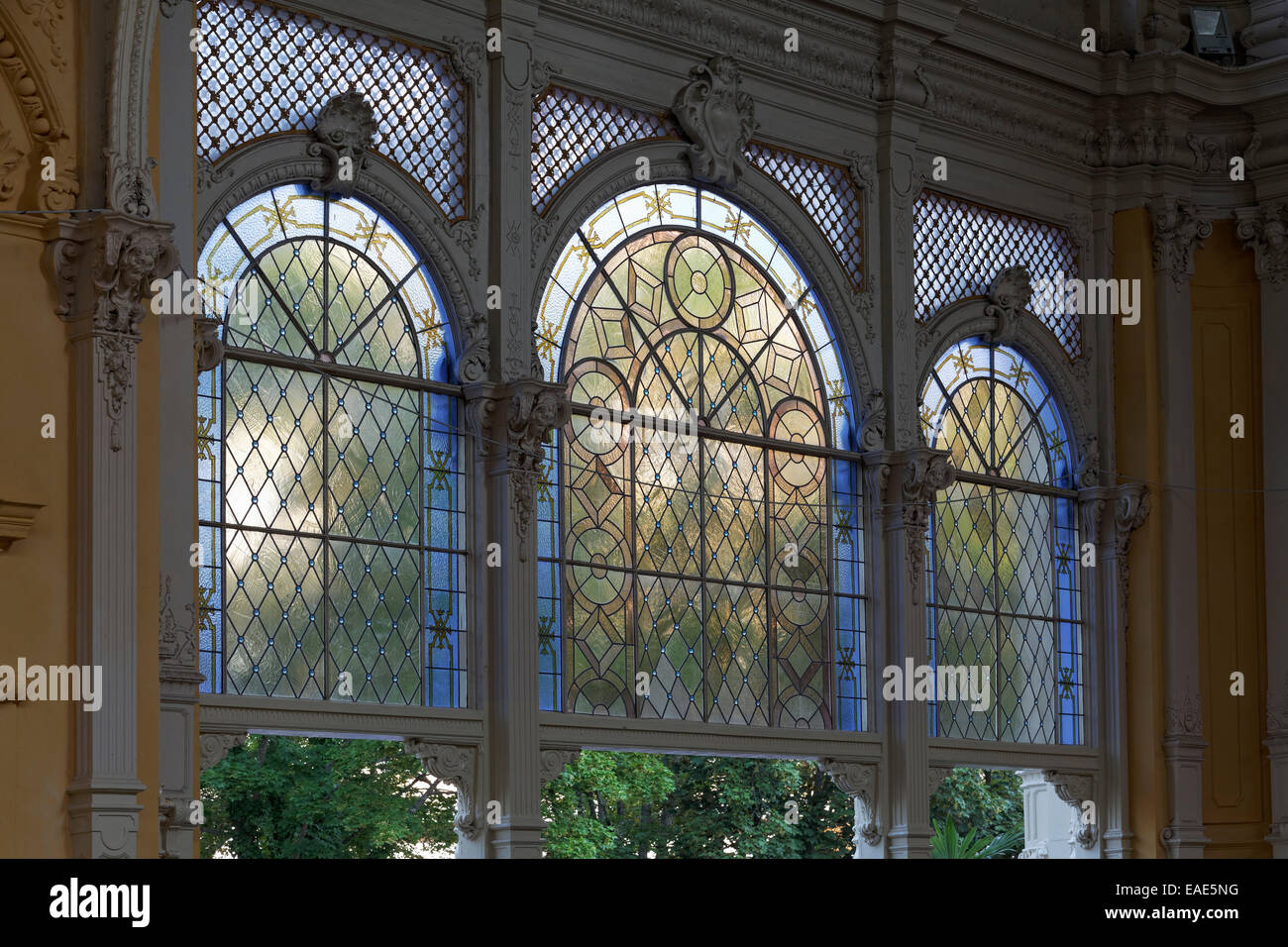 Storica finestra di vetro, Nuovo colonnato, Nová kolonáda, Mariánské Lázně, Regione di Karlovy Vary, Bohemia Repubblica Ceca Foto Stock