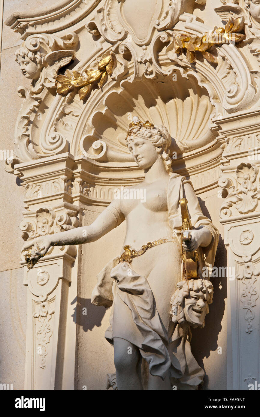 Figura femminile con una maschera di teatro, neobarocco decorazione scultorea, Nuovo colonnato, Nová kolonáda, Mariánské Lázně Foto Stock