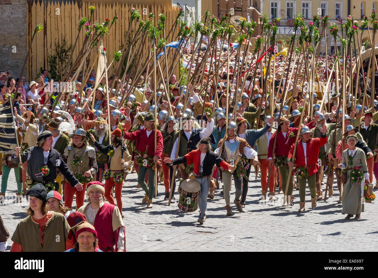 Mercenari con lance, corteo nuziale del "Landshut nozze", centro storico, Landshut, Bassa Baviera, Baviera Foto Stock
