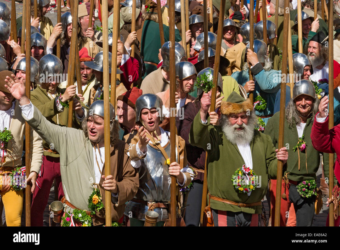 Mercenari con lance, corteo nuziale del "Landshut nozze", centro storico, Landshut, Bassa Baviera, Baviera Foto Stock