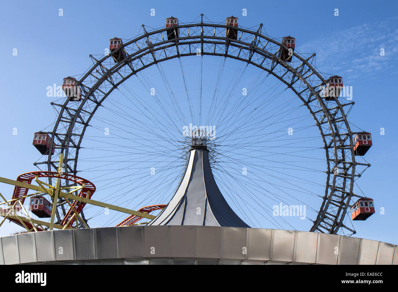 Austria: Viennese ruota panoramica Ferris all'entrata del parco di divertimenti Prater di Vienna. Foto da 1. Novembre 2014. Foto Stock