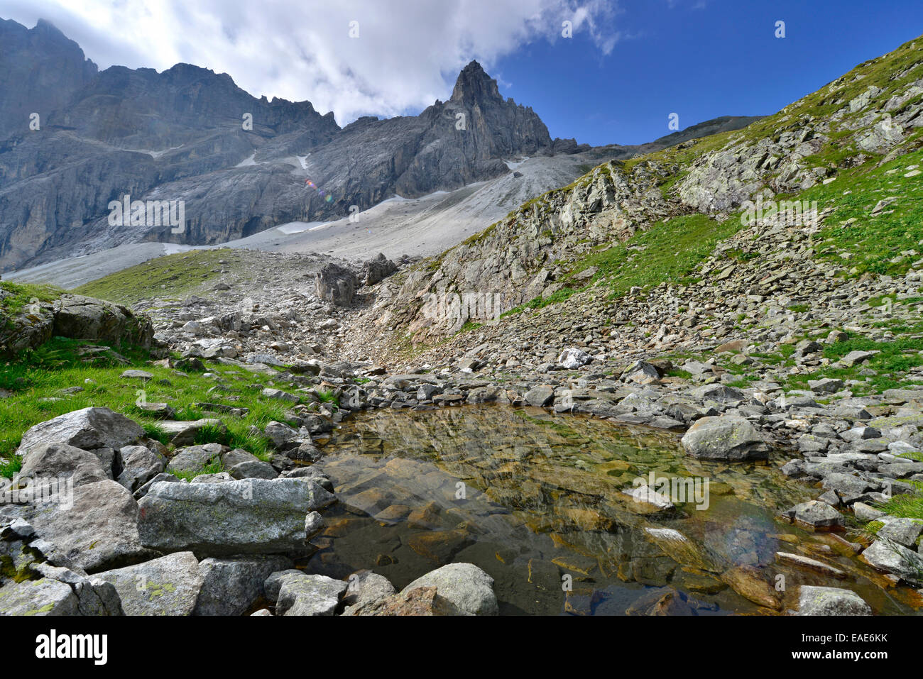 Piccolo lago di montagna nella parte anteriore del Pflerscher Tribulaun, Goldkappl e Pflerscher Scharte montagne, Valle Gschnitztal, Tirolo Foto Stock