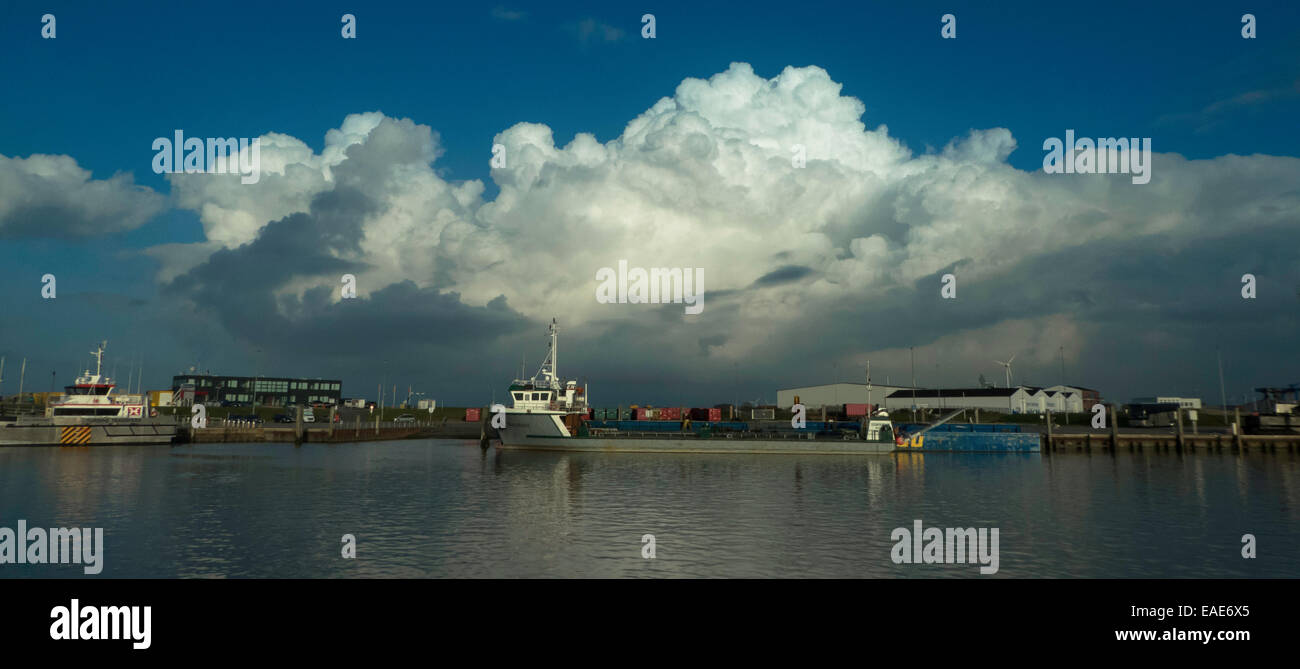 Cumulonimbus oltre Norddeich Harbour Foto Stock
