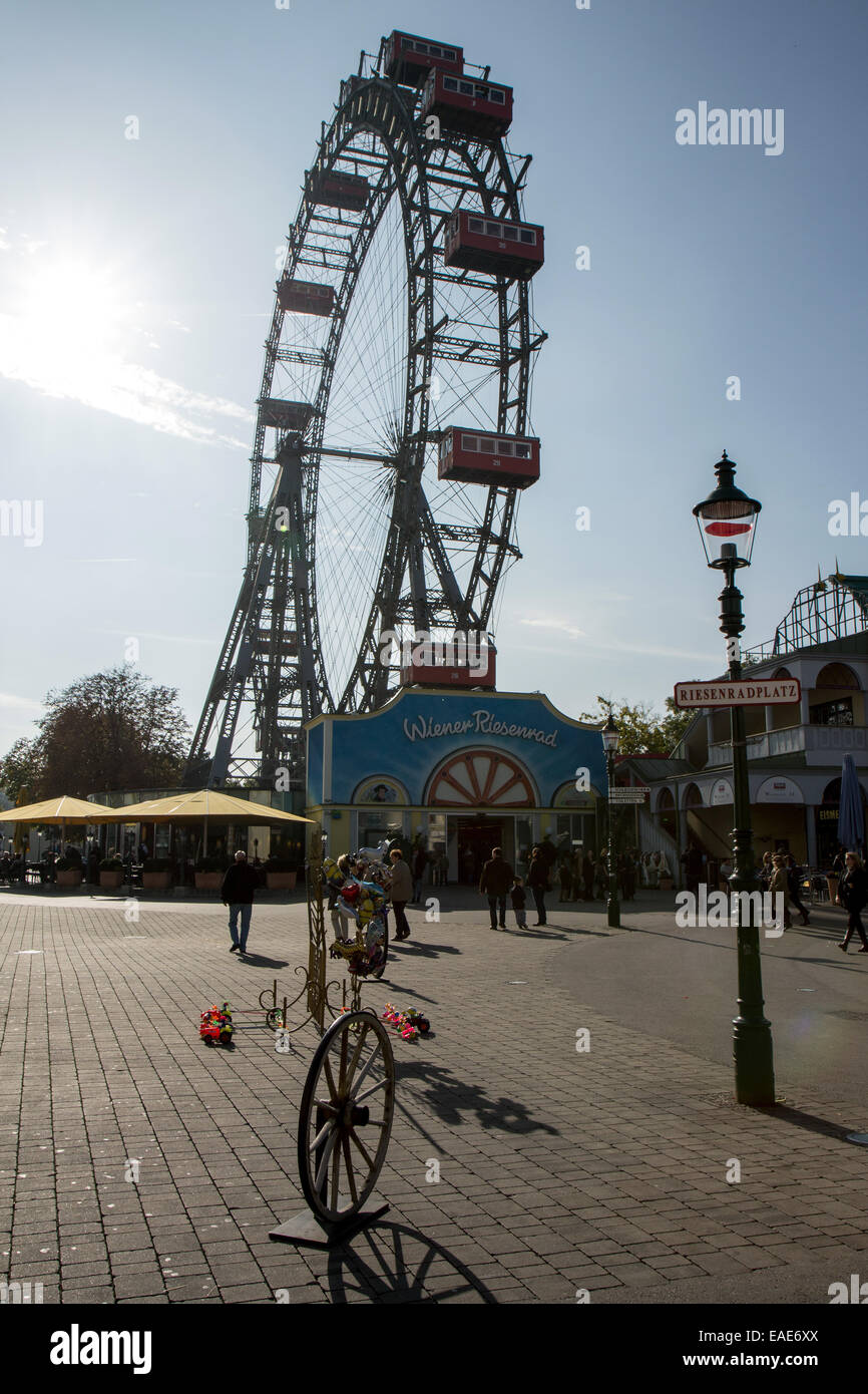 Austria: Viennese ruota panoramica Ferris all'entrata del parco di divertimenti Prater di Vienna. Foto da 1. Novembre 2014. Foto Stock