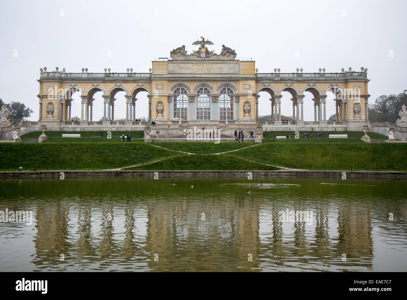 Austria: Gloriette di Schönbrunn Palace, Vienna. Foto da 2. Novembre 2014. Foto Stock