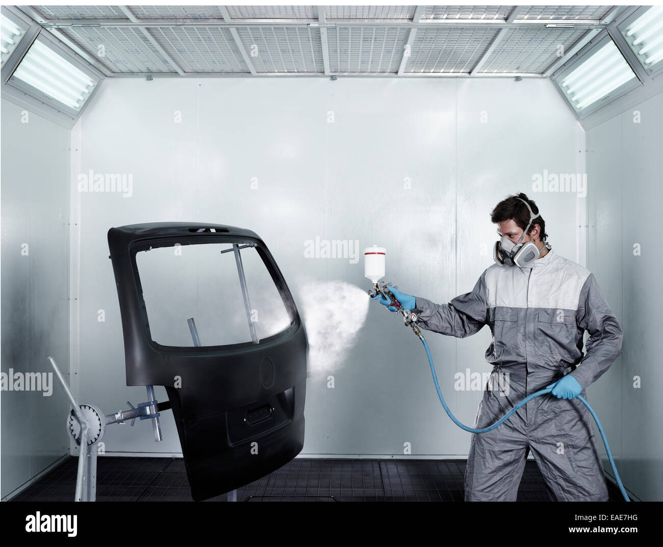 Lavoratore di verniciatura a spruzzo dello sportello del bagagliaio della vettura, Paint Shop, riparazione auto shop, St.Gertraudi, Reith im Alpbachtal, Distretto di Kufstein Foto Stock