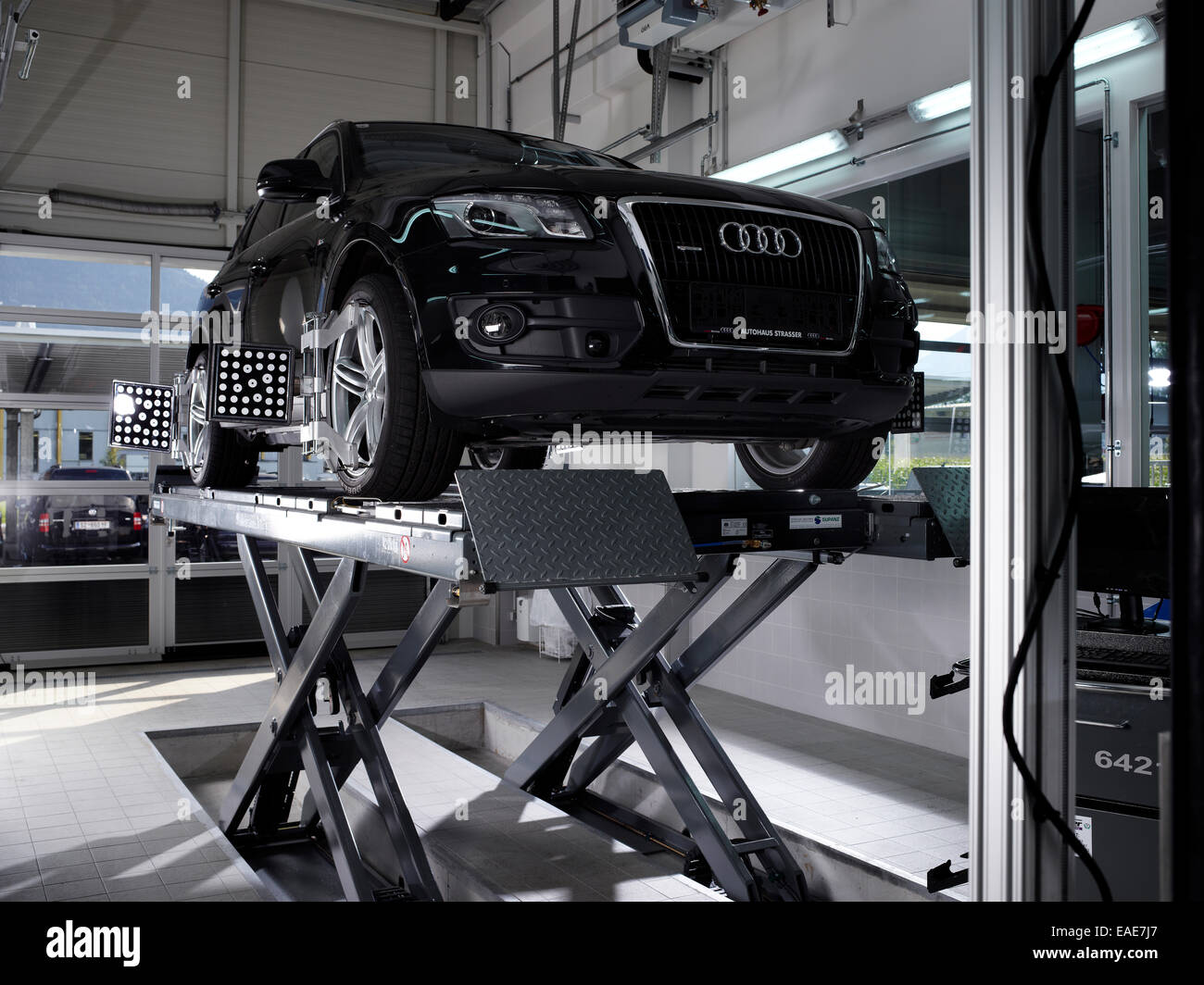 Auto su un paranco con pressione montati pannelli di prova per l'allineamento delle ruote, riparazione auto shop, St.Gertraudi, Reith im Alpbachtal Foto Stock