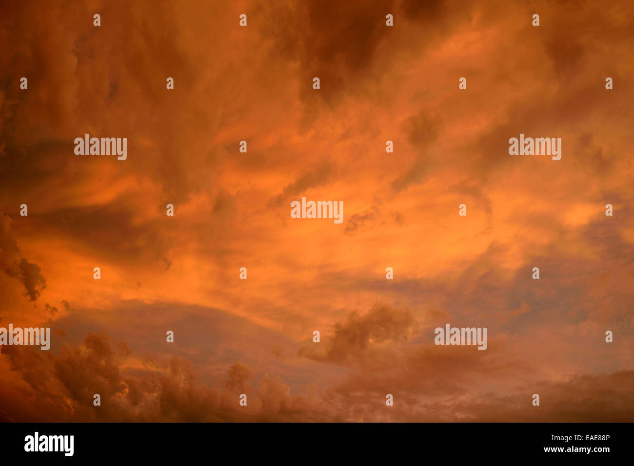 Drammatica nuvole nel cielo, dopo il tramonto, Baden-Württemberg, Germania Foto Stock