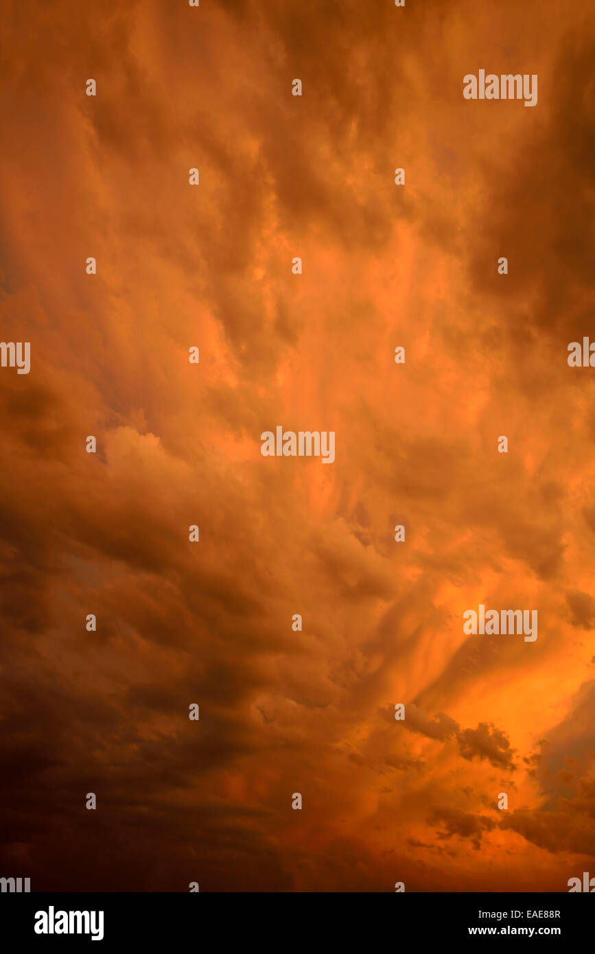 Drammatica nuvole nel cielo, dopo il tramonto, Baden-Württemberg, Germania Foto Stock