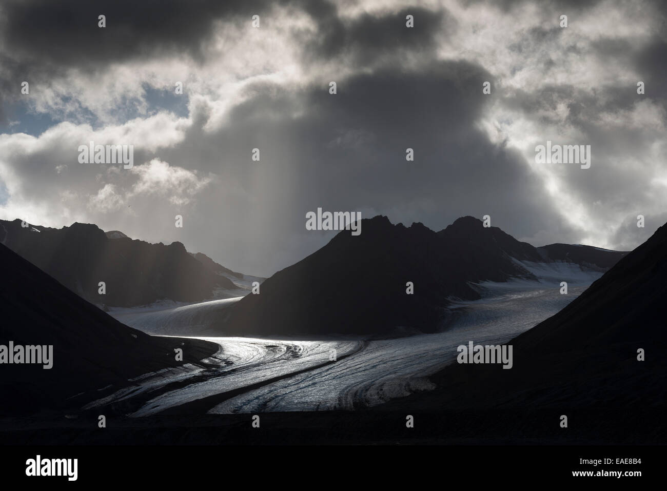 Montagne e Ghiacciai della lingua del ghiacciaio Kongsbreen, Kongsfjorden, isola Spitsbergen, arcipelago delle Svalbard Isole Svalbard e Jan Mayen Foto Stock